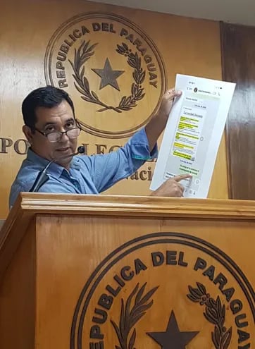El senador Martín Arévalo muestra una impresión de una conversación de un chat de WhatsApp en donde Julio Fernández le habría pedido intercesión para pagar bonificaciones a funcionarios de Aduanas.