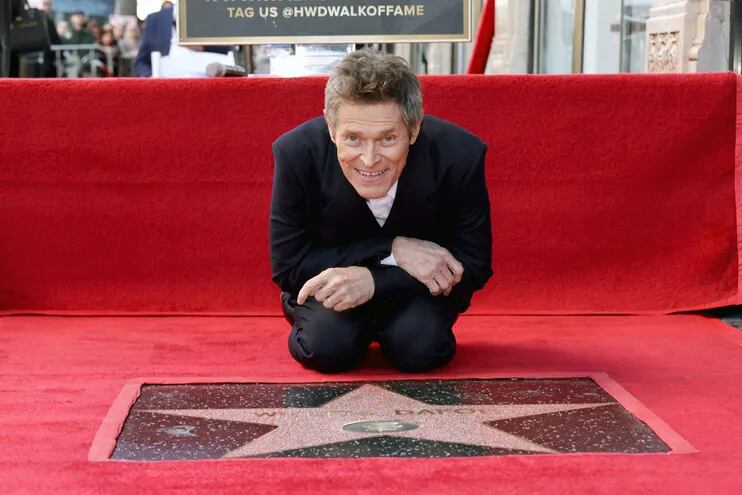 Willem Dafoe posa con su estrella en el Paseo de la Fama de Hollywood.