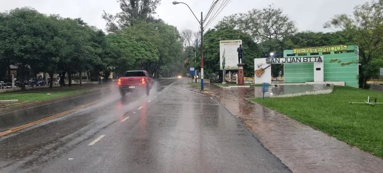 Desde tempranas horas de este miércoles se registra una intensa lluvia en la capital de Misiones.