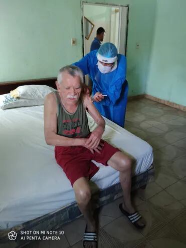Varios adultos mayores recibieron hoy la primera dosis de la vacuna AntiCovid en Fuerte Olimpo.