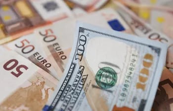 El euro se hunde frente al dólar. (AFP)