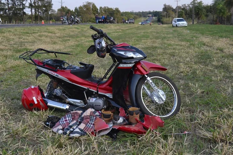 Imagen ilustrativa de una motocicleta tras un accidente. La mayoría de los fallecidos el fin de semana fueron a raíz de percances a bordo de biciclos.