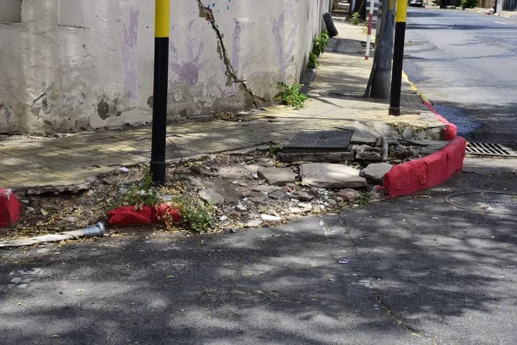 Cordones en Tacuary y Fulgencio R. Moreno siguen destrozados, pese a promesas de arreglo.
