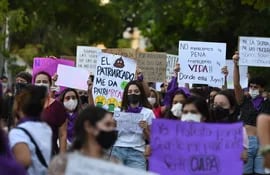 Imágenes de las protestas contra la violencia hacia las mujeres. La marcha del 8M por las calles de Asunción.