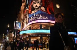 Peatones pasan por el Teatro Sondheim, donde se mostrará una actuación de Los Miserables en Londres el 15 de diciembre de 2020, antes de que el teatro cierre temporalmente