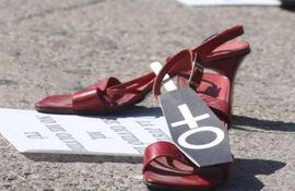 Hace 4 años, en el marco de una campaña de concientización acerca de los feminicidios, fueron colocados zapatos rojos frente al Palacio de Justicia, simbolizando la violencia de género.