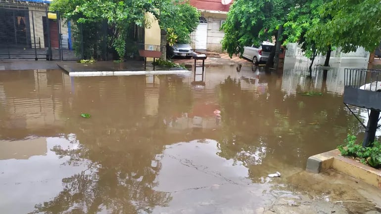 La calle Manuel Gondra del barrio San Vicente se convierte en una verdadera laguna tras cada lluvia. El problema, falta de mantenimiento del desagüe pluvial.