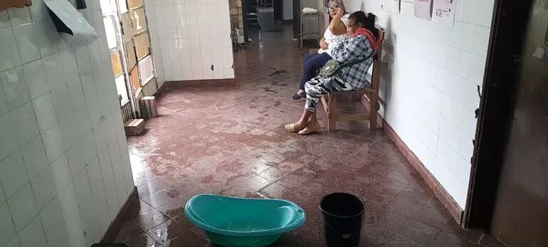 Cualquier recipiente es utilizado, para juntar el agua de las goteras, en el interior del hospital regional en Fuerte Olimpo.