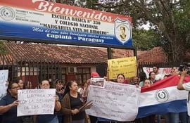 Padres de la escuela Margarita Veía De Biboloni se manifestaron para pedir el cambio de el sistema eléctrico de la escuela.