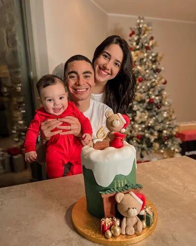 Familia feliz. Miguel Almirón y Alexia Notto posan con su pequeño Francesco. El bebé ya cumplió seis meses de vida.