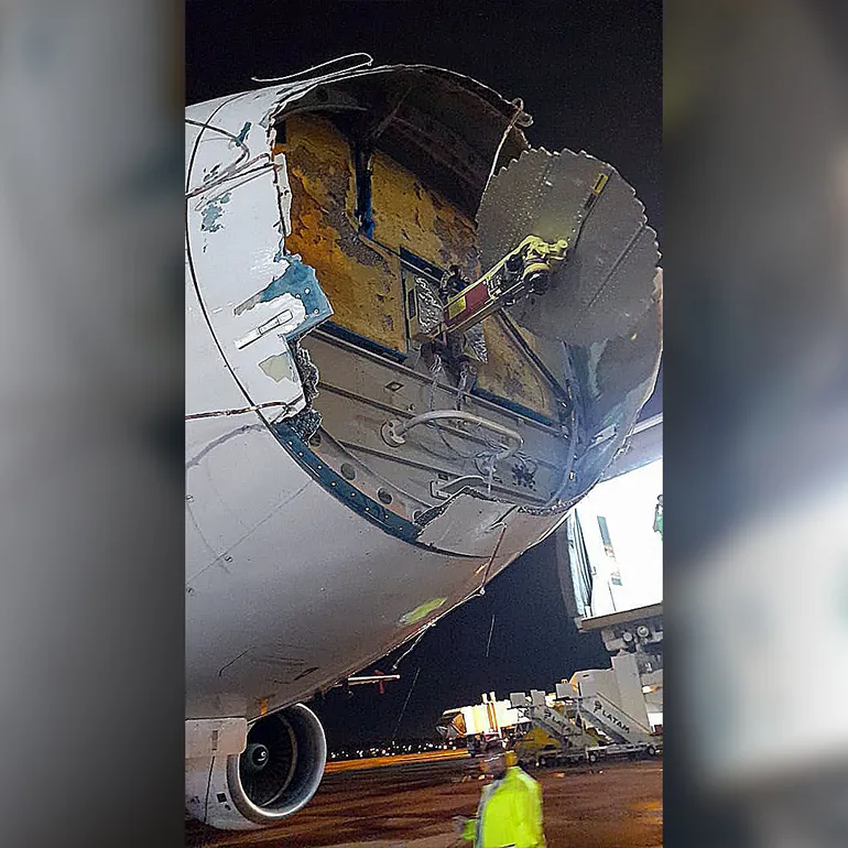 Así quedó el avión de LATAM, que volvía de Chile, tras atravezar una tormenta el miércoles.