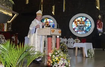 Guillermo Steclikng, celebró la misa crismal Catedral de CDE.