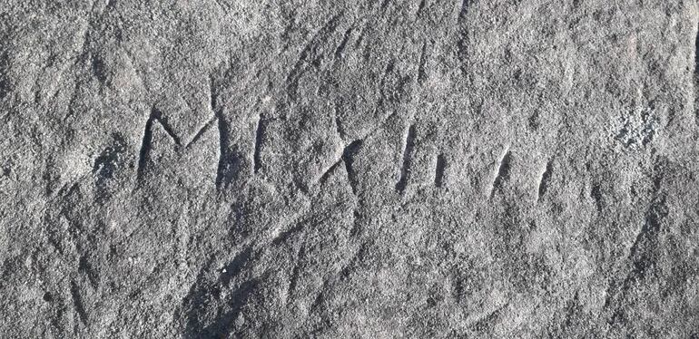 Letras que tendrían alguna similitud con el griego antiguo, forman parte de las inscripciones encontradas talladas en roca por el jesuita Silverio Britos en un paraje cercano a Santa Rosa, Misiones.
