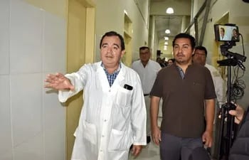 El director del Hospital Regional de Pilar, doctor Ramón Salinas muestra al intendente municipal y presidente del Consejo Local de Salud, Fernando Ramírez, el lugar que será refaccionado con el aporte de G. 101.000.000.