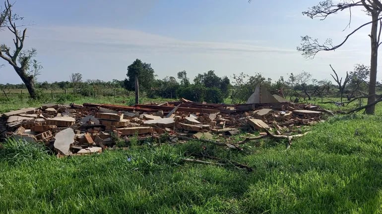 Una de las viviendas de las que solo quedaron escombros tras el paso del tornado en Mbocayaty del Yhaguy.