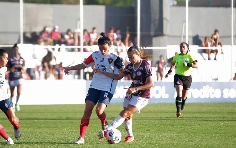 Daiane Rodrigues se hace de la pelota ante Lourdes González. (Foto, Jonatan Dutra).