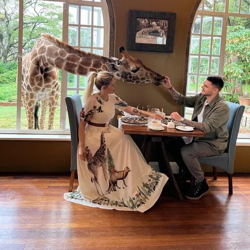 Wanda Nara y Mauro Icardi desayunando con una jirafa, en el hotel Giraffe Manor.
