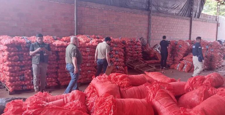 Incautación de 40 toneladas de cebolla de contrabando, el martes.