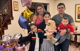 La dulce Anabella con su mascota en brazos, rodeada de sus padres Gaby Mena y Cristhian Machuca y sus hermanos Giulia y Joaquín.