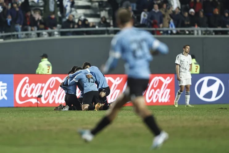 Jugadores de Uruguay celebran al ganar la final de la Copa Mundial de Fútbol sub-20 ante Italia hoy, en el estadio Diego Armando Maradona en La Plata (Argentina).
