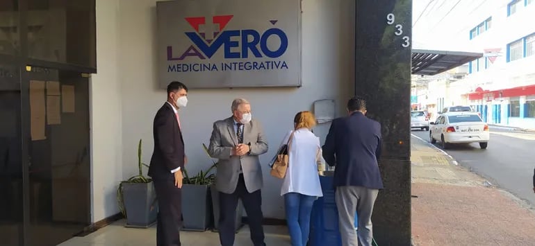 Las autoridades frente a la clínica La Veró al momento de su clausura.
