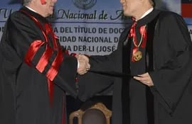 el-rector-de-la-una-dr-froilan-enrique-peralta-izq-felicita-al-doctor-honoris-causa-embajador-jose-maria-liu--194645000000-1150539.jpg