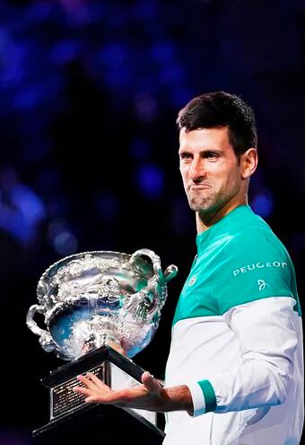 Novak Djokovic aparece sonriente con su noveno trofeo del Abierto de Australia, su 18° “grande” (AFP).