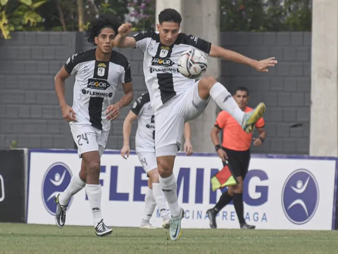 Óscar Ruiz, jugador de Tacuary, durante el partido contra Sportivo Trinidense por la primera jornada del torneo Apertura 2023 del fútbol paraguayo.