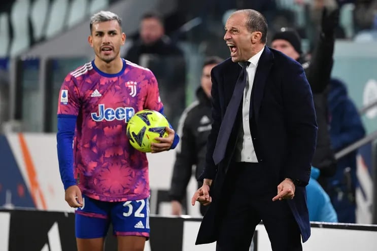 Massimiliano Allegri (d), entrenador de la Juventus, reacciona durante un partido de la Serie A, cerca del volante argentino Leandro Paredes.