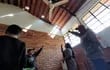Padres de alumnos muestran los enormes agujeros del techo del comedor donde almuerzan diariamente unos 200 niños de la escuela Blas Garay.