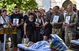 Familiares, amigos y camaradas asisten a una ceremonia fúnebre de los militares ucranianos Oleksandr Synelnykov, Ihor Snitkin y Serhiy Malets, muertos en acciones de combate.