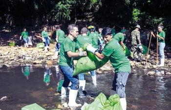 Unos 26.630 kilos de basura fueron retirados del cauce hídrico del arroyo Mburicaó, en el barrio Tablada Nueva de Asunción.