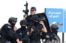 Soldados evacúan a una persona herida en el sitio del tiroteo en un centro comercial en Nakhon Ratchasima, Tailandia.