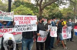 Los manifestantes piden que EE.UU. les saque la visa a los jueces en caso de que quieran blanquear a González Daher e hijo.