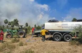 La Secretaría de Emergencia Nacional (SEN) envió un camión cisterna de 20.000 letros para contribuir con las tareas de combate a incendios forestales en el Chaco.
