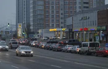 Autos hacen fila en una gasolinera en Kiev, Ucrania.