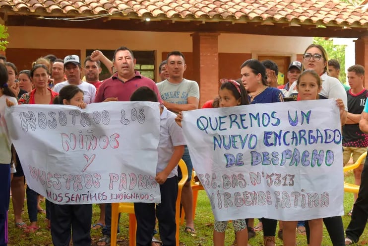 Padres de familia y alumnos se manifestaron para exigir la devolución de rubros docente en la escuela de Borja.
