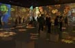El público observa la proyección de los autorretratos de Vincent Van Gogh en la sala inmersiva de la muestra "Van Gogh, el sueño inmersivo" en el Paseo La Galería.