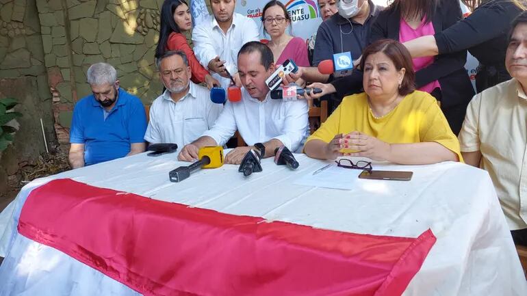 Conferencia de prensa para anunciar que Esperanza Martínez se baja de la candidatura a la Presidencia.