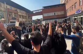 Imagen captada de un video durante una manifestación de estudiantes iraníes contra el régimen islamista y pidiendo "libertad", en el patio de la Universidad de Teherán.  (AFP)