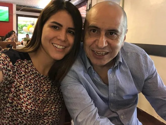 La auxiliar fiscal Claudia Guillén y su padre Ramón Monchi Guillén, ambos procesados por el caso de la camioneta robada en Brasil.