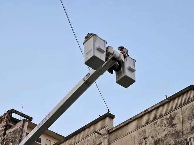La Administración Nacional de Electricidad (ANDE) extrajo los cables de telecomunicaciones instalados de manera indebida sobre la calle Palma.