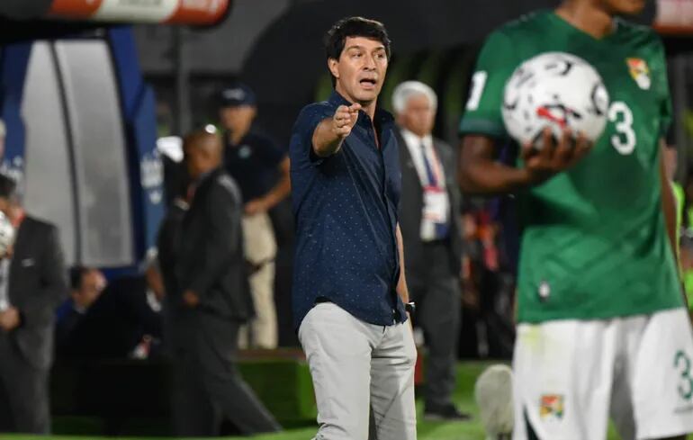 El entrenador de Paraguay Daniel Garnero reacciona hoy, en un partido de las Eliminatorias Sudamericanas para la Copa Mundial de Fútbol 2026 entre Paraguay y Bolivia en el estadio Defensores del Chaco en Asunción (Paraguay).