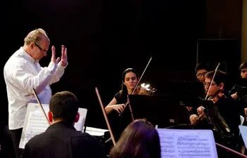Glenn Block dirigiendo a la Camerata Miranda en un concierto realizado en 2016. Mañana se pondrá al frente de la Orquesta de la Universidad del Norte, en una nueva visita a Paraguay.
