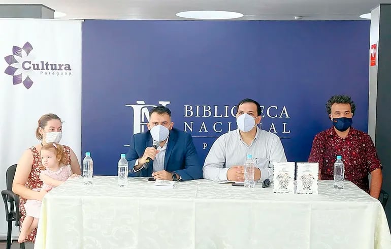 Alicia Mercedes Aranda, Juan Marcelo Cuenca, Javier Viveros y Christian Olmedo en la presentación del libro de textos premiados.