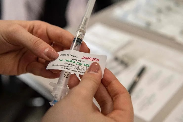 Regulador europeo halla "posible vínculo" entre desarrollo de trombos y vacuna de Janssen, pero recomienda su uso.