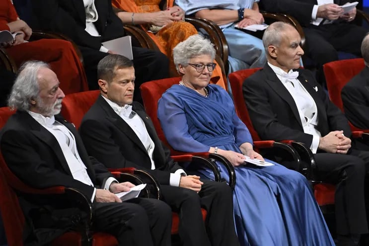 Los premios Nobel de Física 2023 (de izquierda a derecha) Pierre Agostini, Ferenc Krausz y Anne L'Huillier y el premio Nobel de Química Moungi G. Bawendi asisten a la ceremonia de entrega del Premio Nobel 2023 en el Concierto Hall en Estocolmo, Suecia.