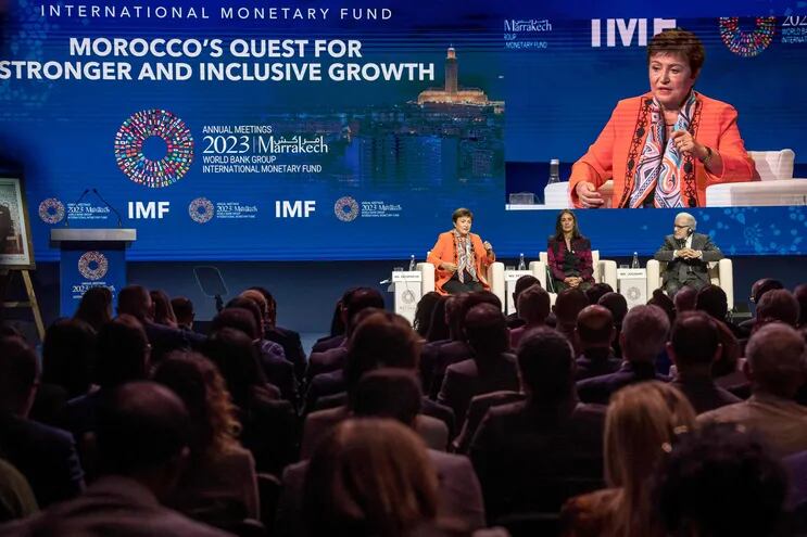 La directora del FMI, Kristalina Georgieva (i) en la conferencia en Marruecos, donde se desarrolla una reunión conjunta con el Banco Mundial.  (AFP)