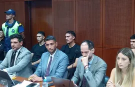Los futbolistas de Vélez Sarsfield detrás de sus abogados en el caso de supuesto abuso sexual a una joven de 24 años en Tucumán.