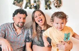 Andrea Quattrocchi anunció feliz que su segundo hijo se llamará Mauro. En la postal la vemos con su esposo Darío López y el tierno Brunito, quien en breve será hermano mayor.